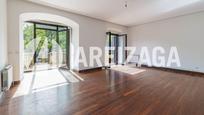 Sala d'estar de Dúplex en venda en Donostia - San Sebastián  amb Calefacció, Jardí privat i Terrassa