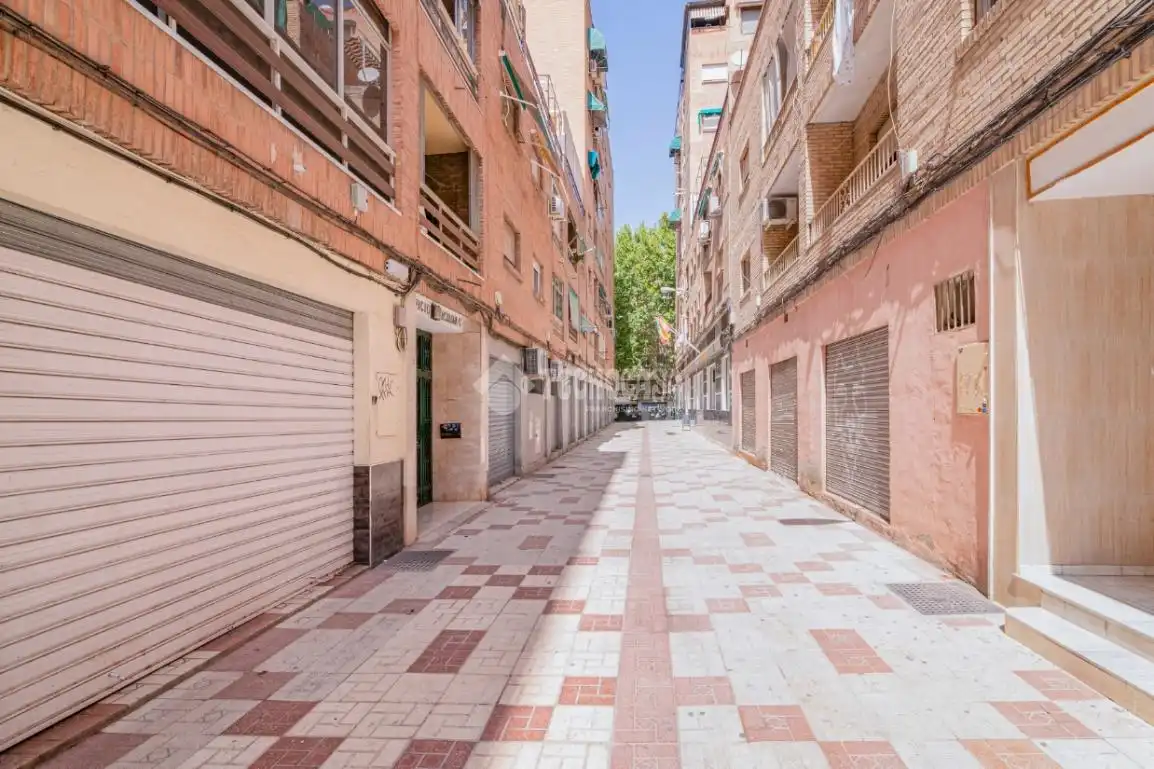 Vista exterior de Piso en venta en Granada con Calefacción y Balcón