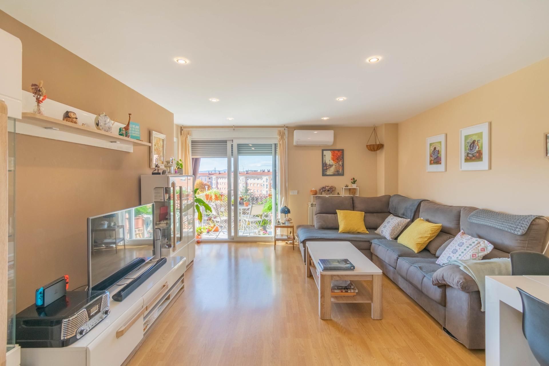 Living room of Flat for sale in  Pamplona / Iruña  with Heating, Parquet flooring and Storage room