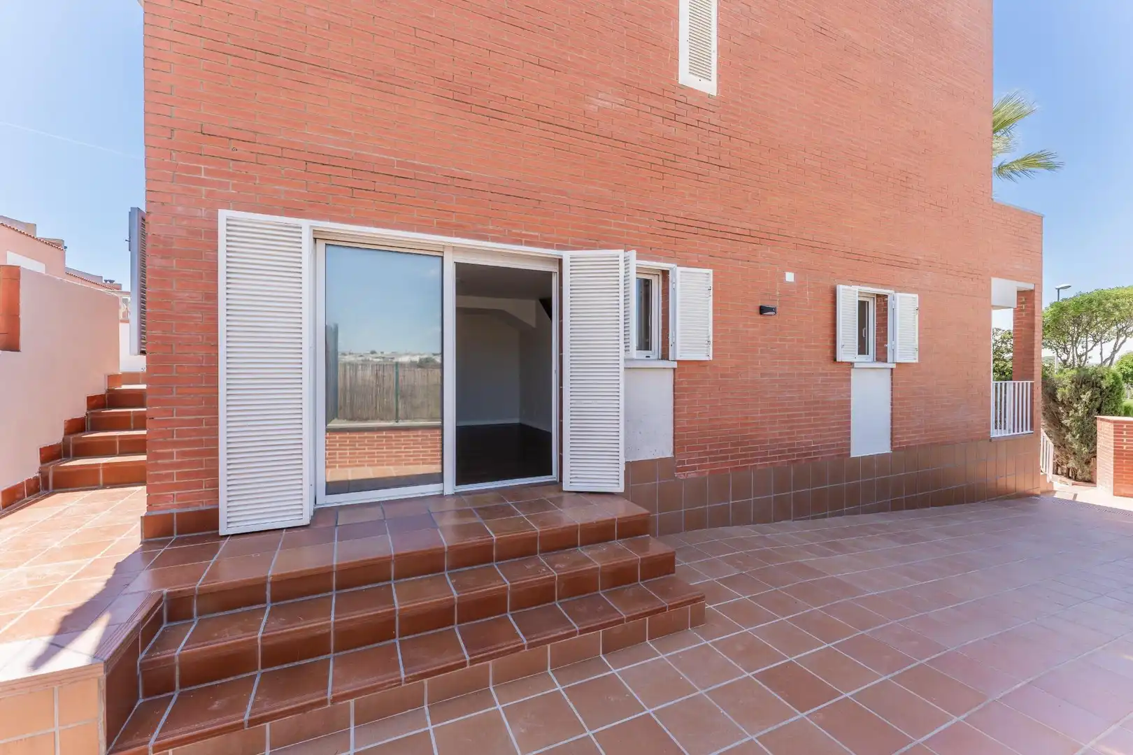 Vista exterior de Casa adosada en venda en Parets del Vallès amb Calefacció i Terrassa