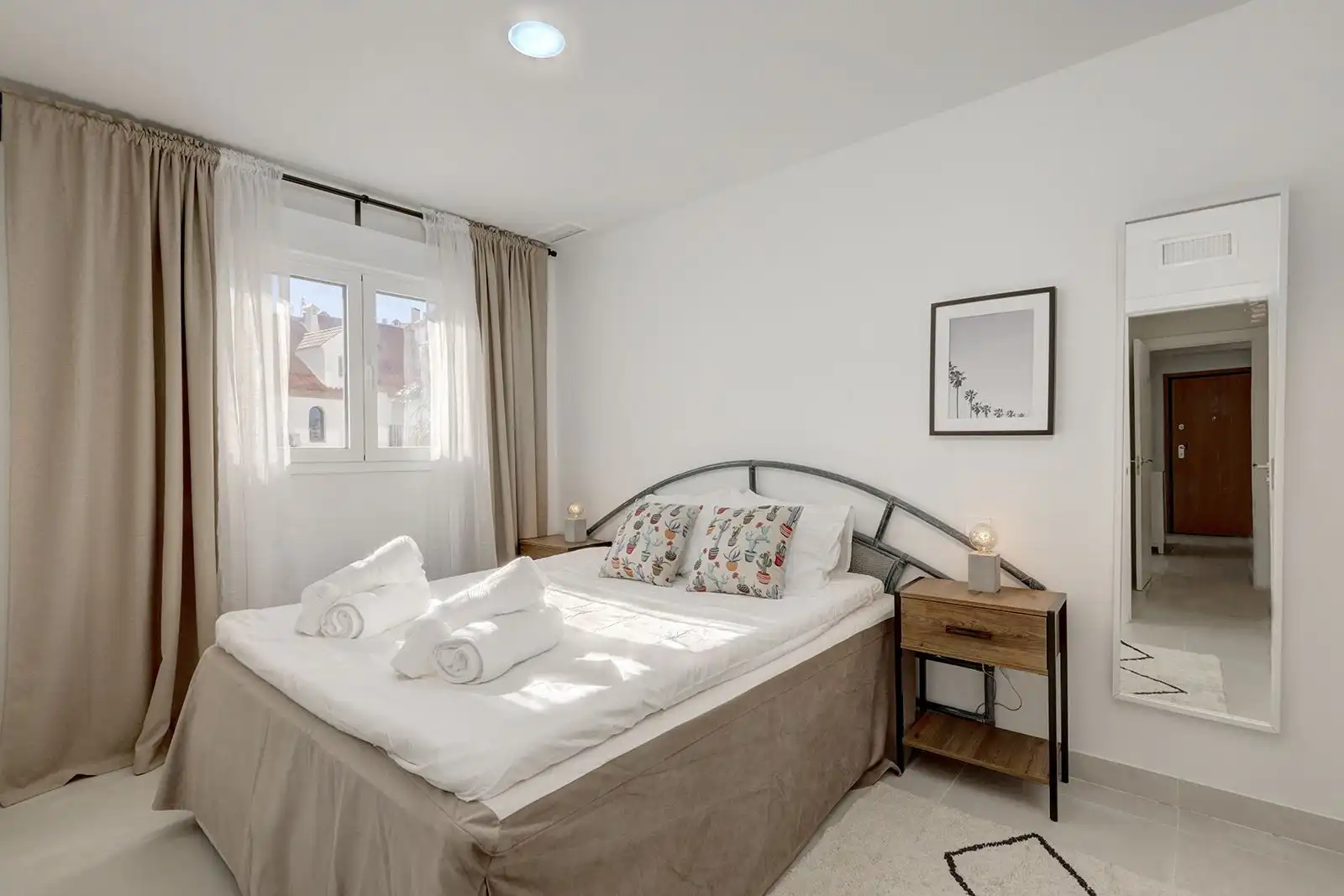 Dormitori de Apartament de lloguer en Estepona amb Aire condicionat, Terrassa i Piscina