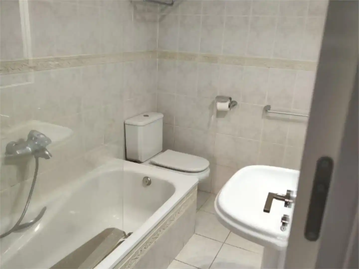 Bany de Apartament de lloguer en Torremolinos amb Aire condicionat i Piscina