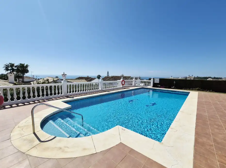 Piscina de Apartament en venda en Mijas amb Aire condicionat, Terrassa i Moblat