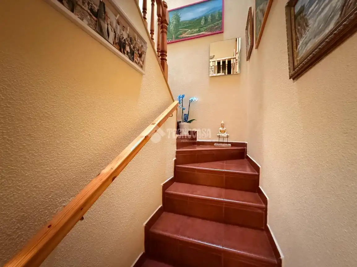 Einfamilien-Reihenhaus zum Verkauf in Torrejón del Rey mit Klimaanlage, Heizung und Privatgarten