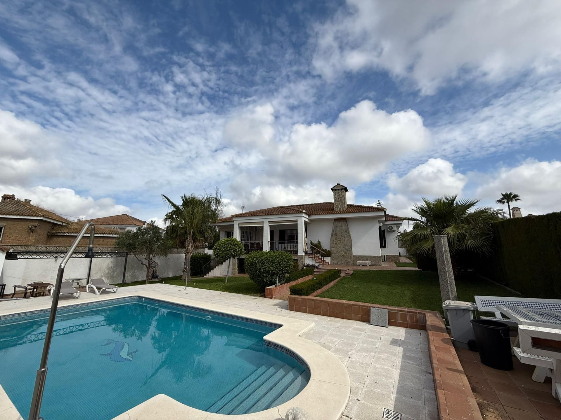 Vista exterior de Casa o chalet en venta en Dos Hermanas con Aire acondicionado, Jardín privado y Terraza