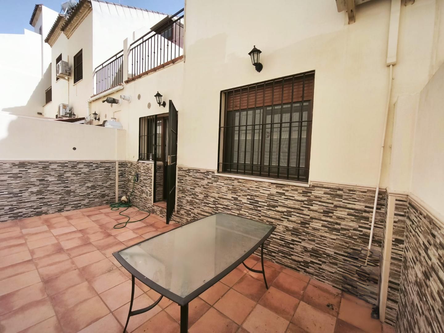 Vista exterior de Casa adosada en venda en Alcalá de Guadaira amb Terrassa i Traster