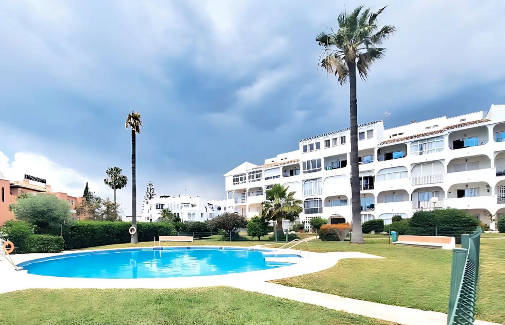 Vista exterior de Estudi en venda en Mijas amb Moblat i Piscina comunitària