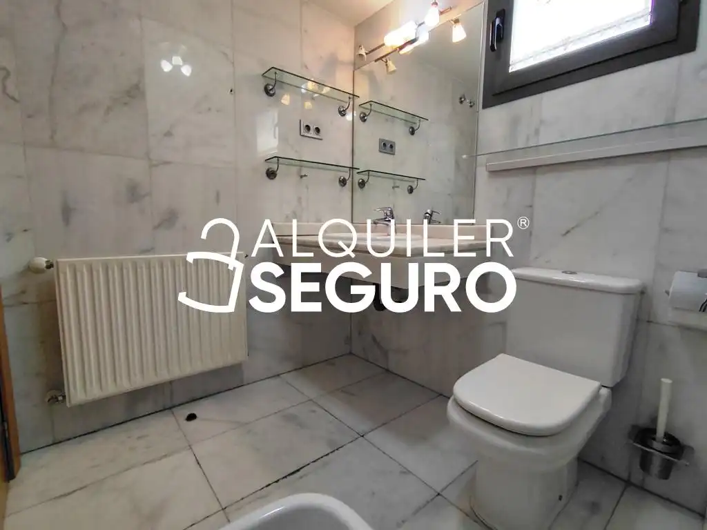 Baño de Piso de alquiler en Paracuellos de Jarama con Aire acondicionado, Calefacción y Terraza