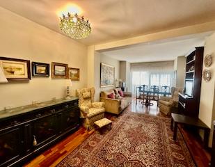Sala d'estar de Apartament en venda en León Capital  amb Calefacció, Parquet i Terrassa