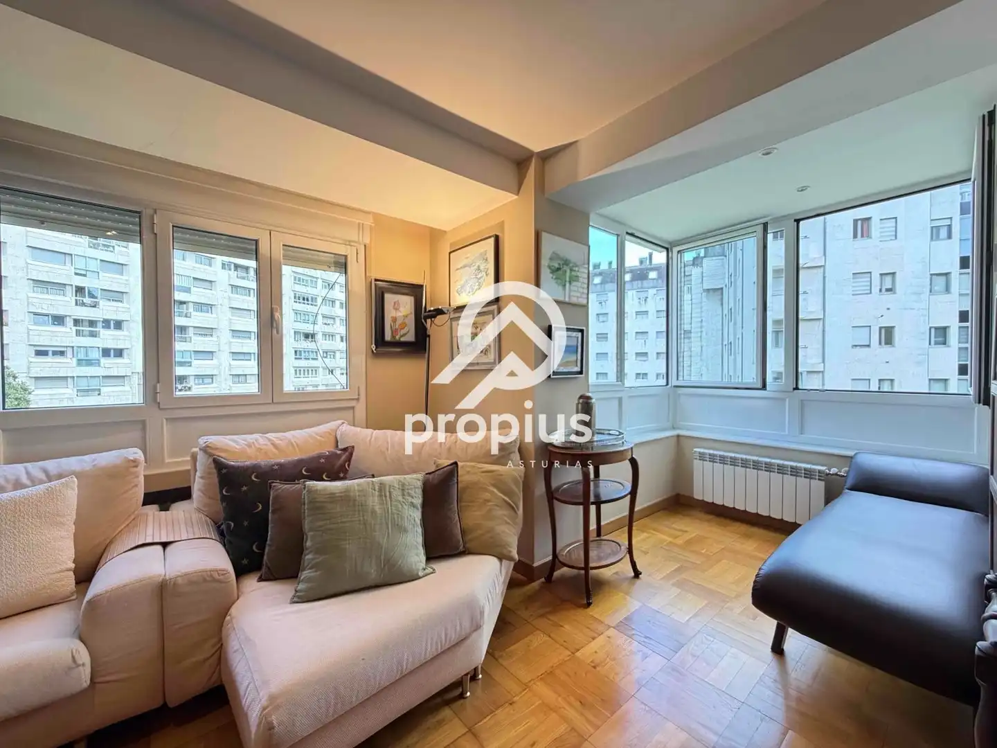 Living room of Flat for sale in Oviedo   with Heating, Parquet flooring and Oven