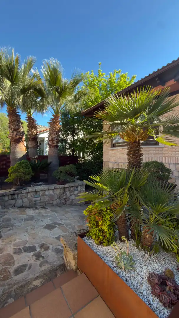 Vista exterior de Casa o xalet en venda en Manzanares El Real amb Aire condicionat, Calefacció i Jardí privat
