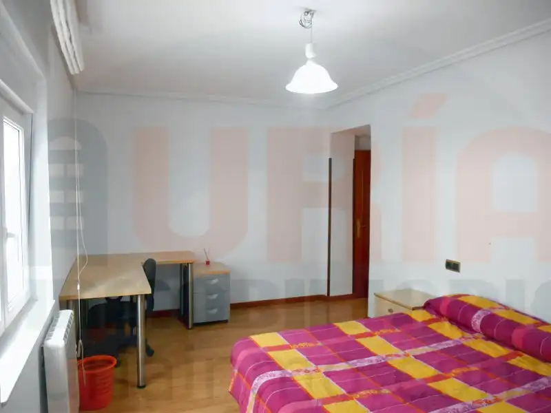 Habitación de Piso en venta en Oviedo  con Calefacción, Trastero y Amueblado