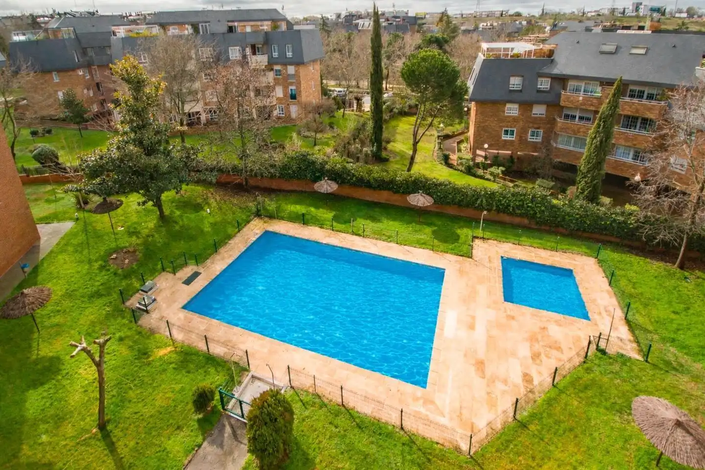 Piscina de Dúplex en venda en Majadahonda amb Aire condicionat, Calefacció i Terrassa