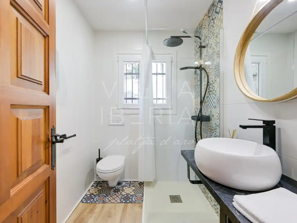 Baño de Casa o chalet en venta en Castell d'Aro, Platja d'Aro i s'Agaró con Aire acondicionado, Calefacción y Jardín privado