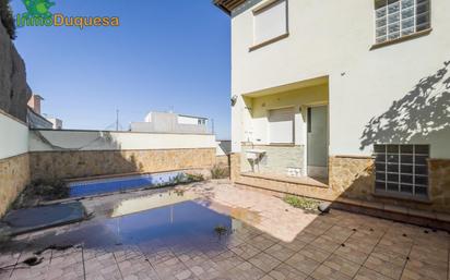 Piscina de Casa adosada en venda en Jun amb Terrassa, Piscina i Balcó