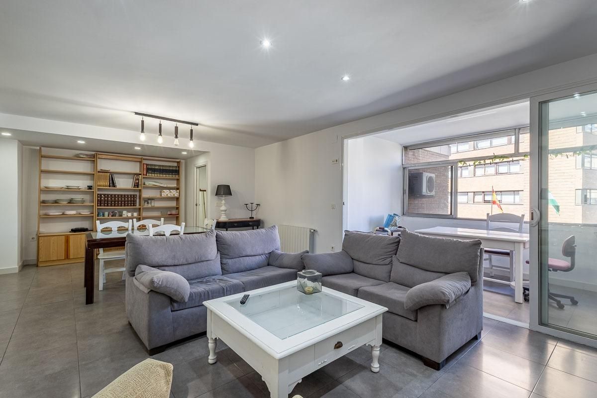 Sala de estar de Piso en venta en  Granada Capital con Calefacción
