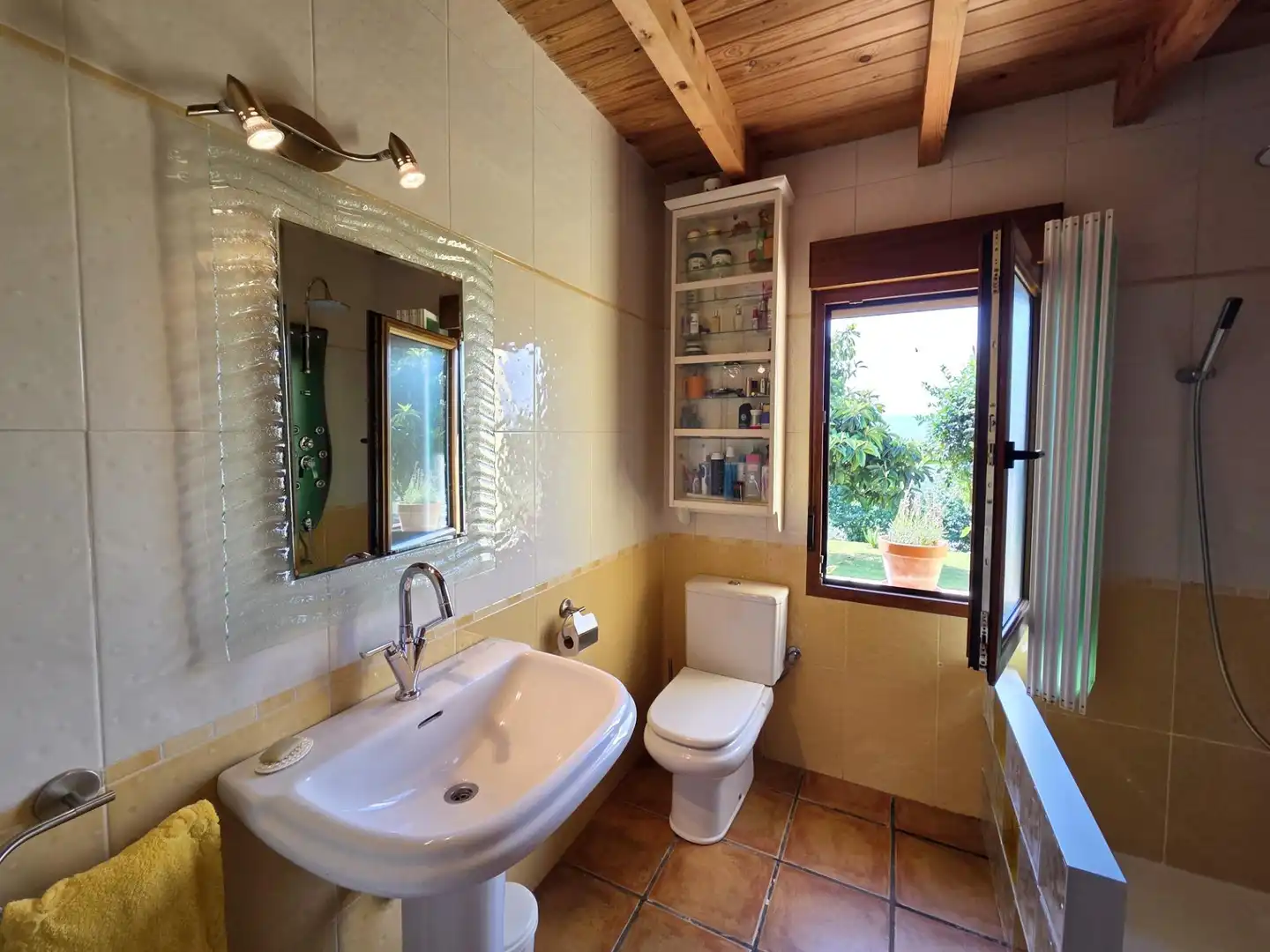 Badezimmer von Haus oder Chalet zum Verkauf in Piélagos mit Privatgarten, Terrasse und Abstellraum