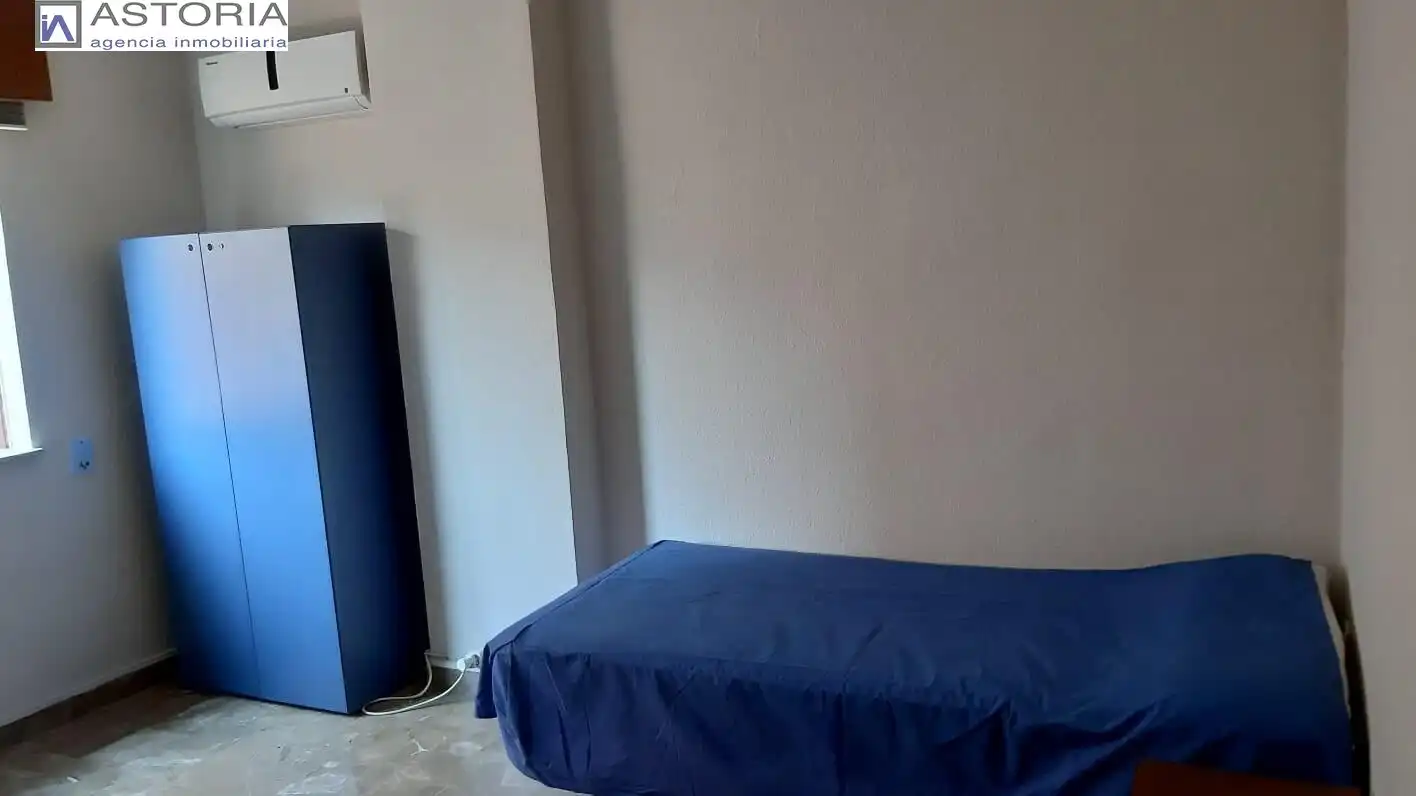 Bedroom of Flat for rent in Granada  with Air Conditioner, Furnished and Balcony