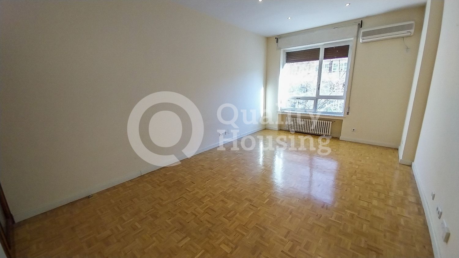 Living room of Flat to rent in  Madrid Capital  with Air Conditioner and Parquet flooring