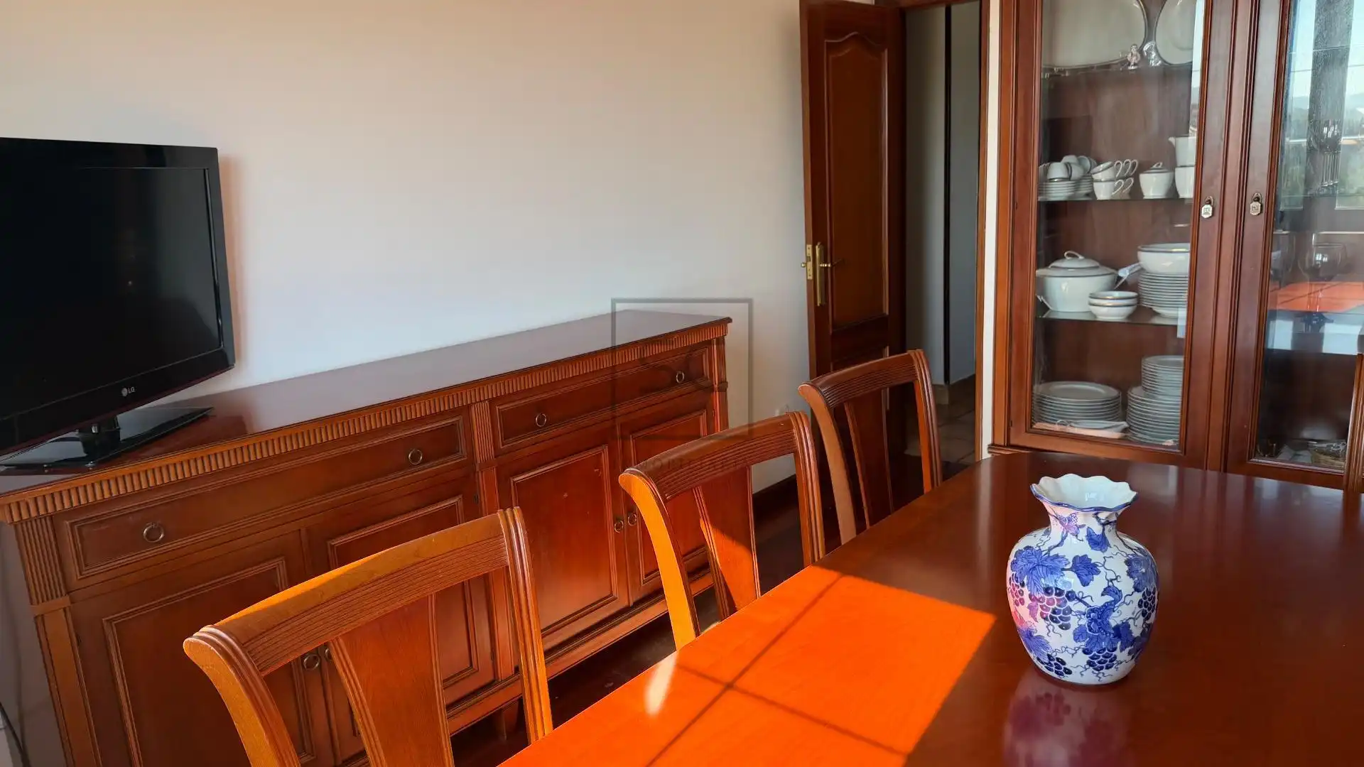 Esszimmer von Dachboden zum Verkauf in Narón mit Heizung, Parkett und Abstellraum