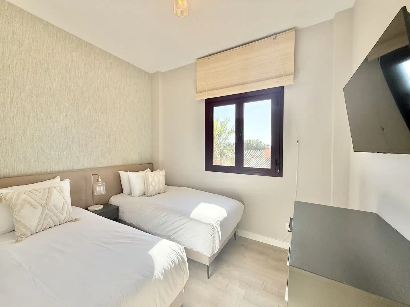 Schlafzimmer von Dachboden zum Verkauf in Benahavís mit Klimaanlage, Terrasse und Möbliert