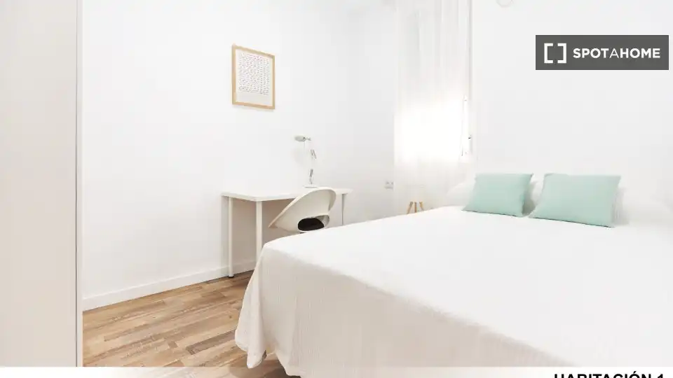 Bedroom of Flat for share in Sevilla  with Air Conditioner, Heating and Furnished