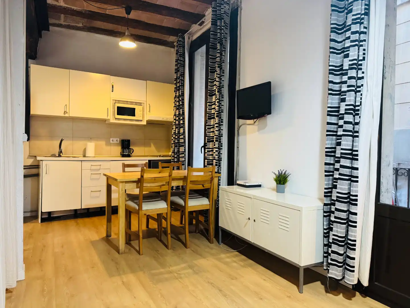 Cuina de Estudi de lloguer en Barcelona amb Aire condicionat, Parquet i Moblat