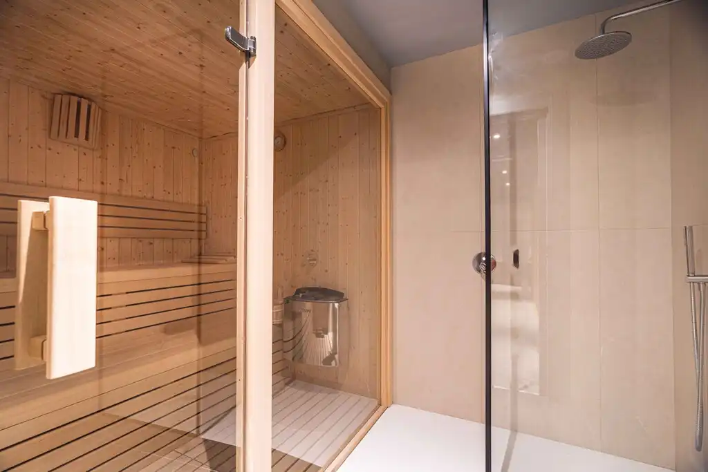 Bathroom of Apartments for sale in Barcelona  with Furnished, Jacuzzi and Community pool