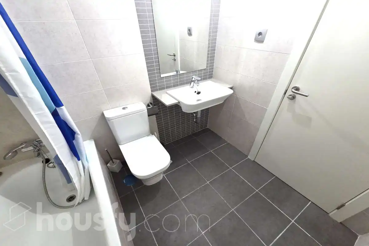 Bathroom of Flat for rent in Madrid  with Air Conditioner, Heating and Storage room