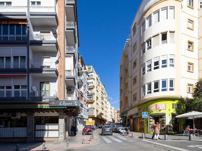 Vista exterior de Pis en venda en  Granada Capital amb Calefacció i Balcó