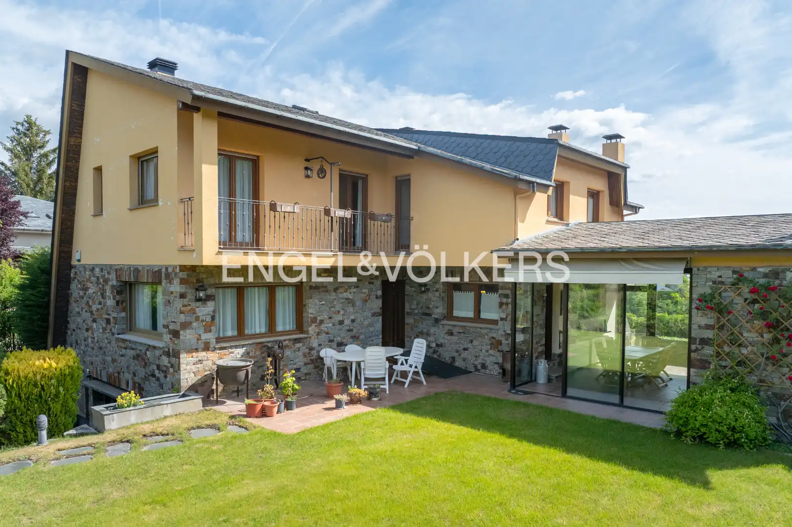 Vista exterior de Casa o xalet en venda en Puigcerdà amb Calefacció, Jardí privat i Parquet