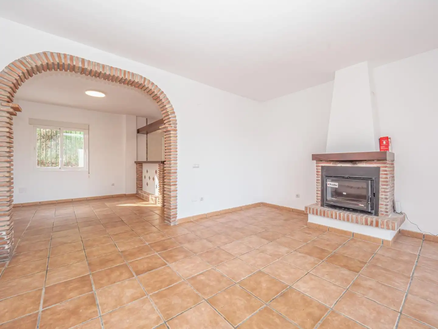Finca rústica en venta en Viñuela con Terraza, Piscina y Alarma