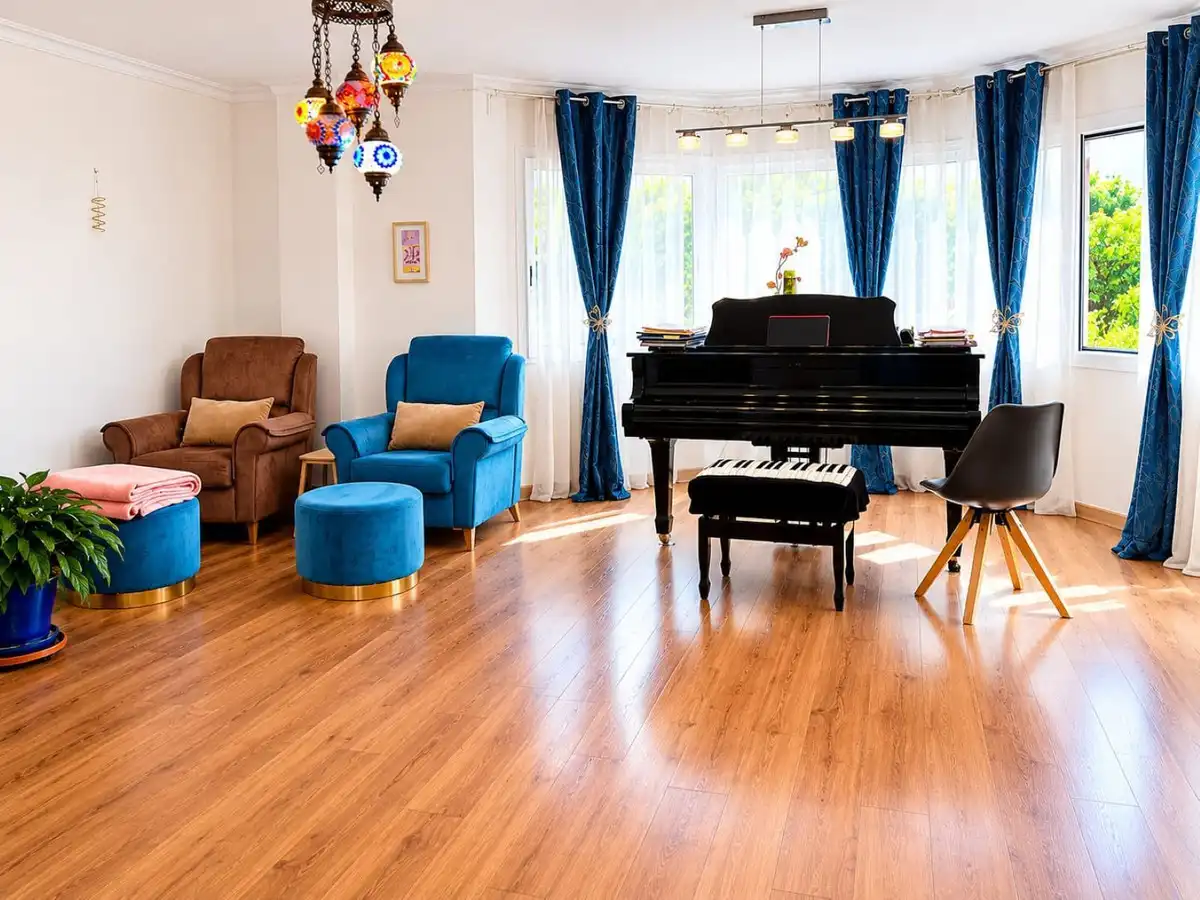 Wohnzimmer von Einfamilien-Reihenhaus zum Verkauf in Benalmádena mit Klimaanlage, Heizung und Privatgarten