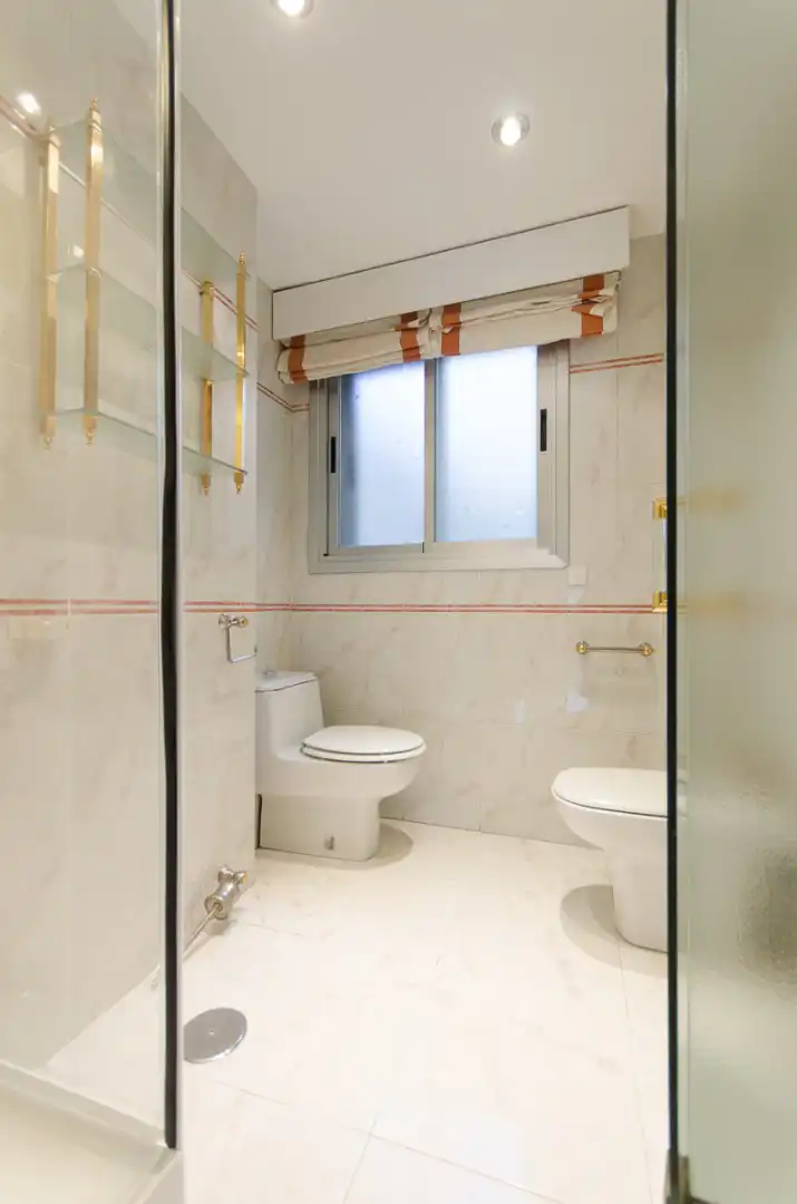 Bathroom of Flat for rent in Madrid  with Air Conditioner, Heating and Terrace