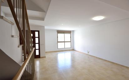 Sala d'estar de Casa adosada en venda en Montroy amb Aire condicionat, Terrassa i Balcó