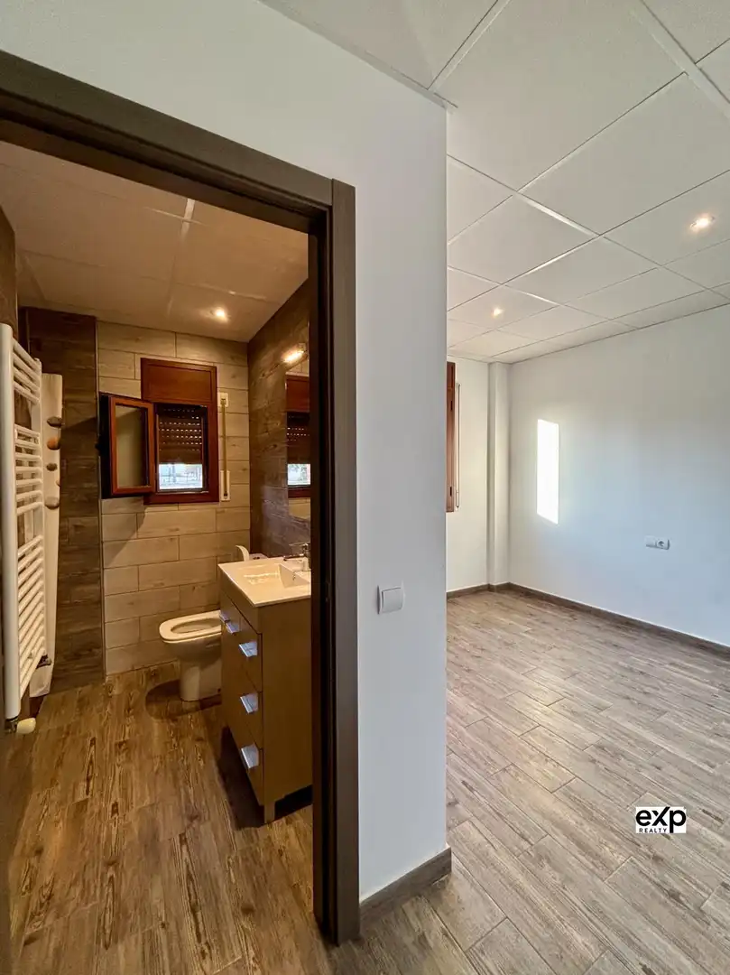 Bany de Casa o xalet en venda en Deltebre amb Calefacció, Terrassa i Balcó