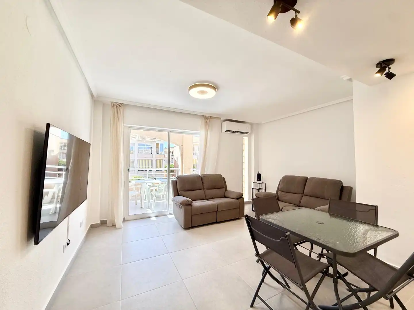 Wohnzimmer von Wohnungen zur Miete in Torrevieja mit Klimaanlage, Heizung und Terrasse