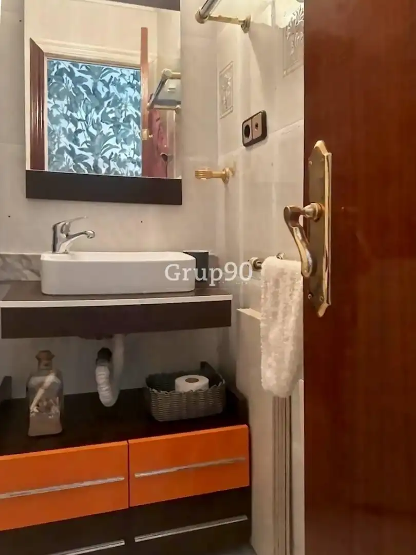 Bany de Pis en venda en Lleida amb Calefacció, Parquet i Balcó