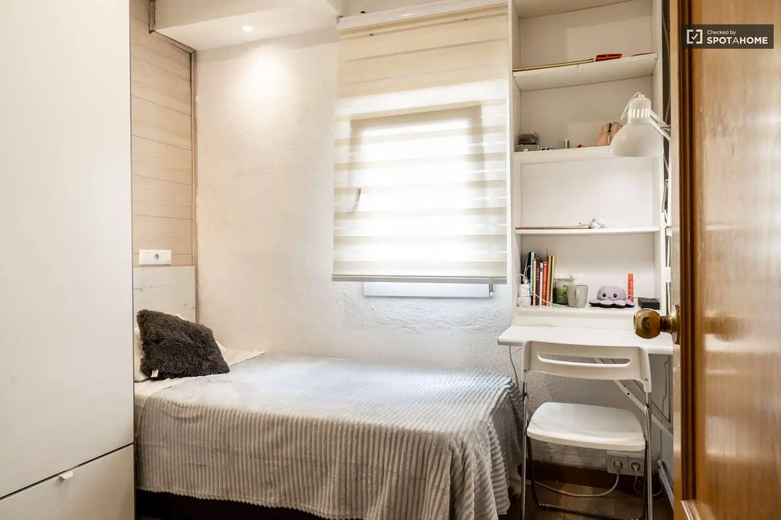Bedroom of Flat for share in  Madrid Capital  with Air Conditioner, Heating and Terrace