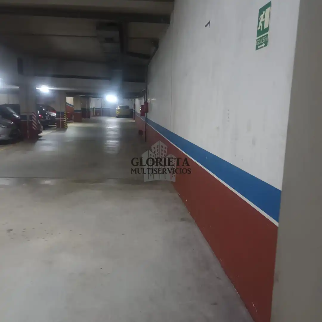 Aparcament de Pis en venda en Pontevedra Capital  amb Calefacció, Traster i Moblat