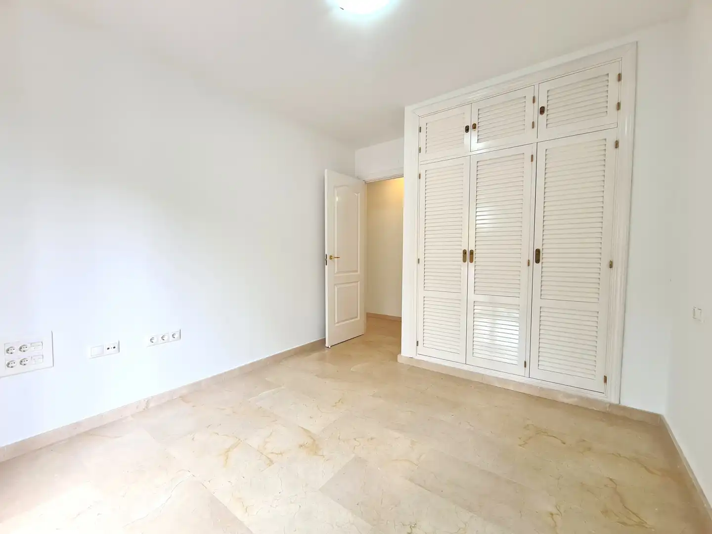 Habitación de Casa adosada en venta en Manilva con Terraza, Jacuzzi y Internet