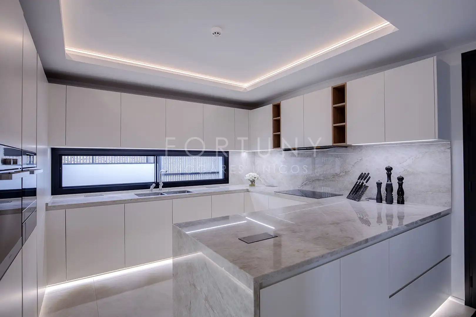 Cocina de Casa o chalet en venta en Marbella con Aire acondicionado, Calefacción y Jardín privado