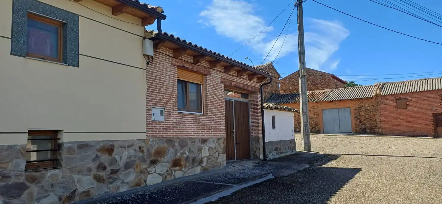 Vista exterior de Casa o xalet en venda en Valderrey amb Calefacció, Terrassa i Traster