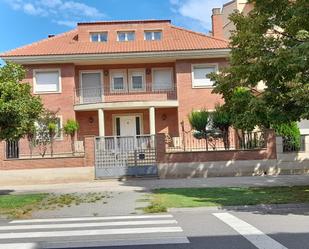 Vista exterior de Casa o xalet en venda en Fraga amb Aire condicionat, Jardí privat i Moblat