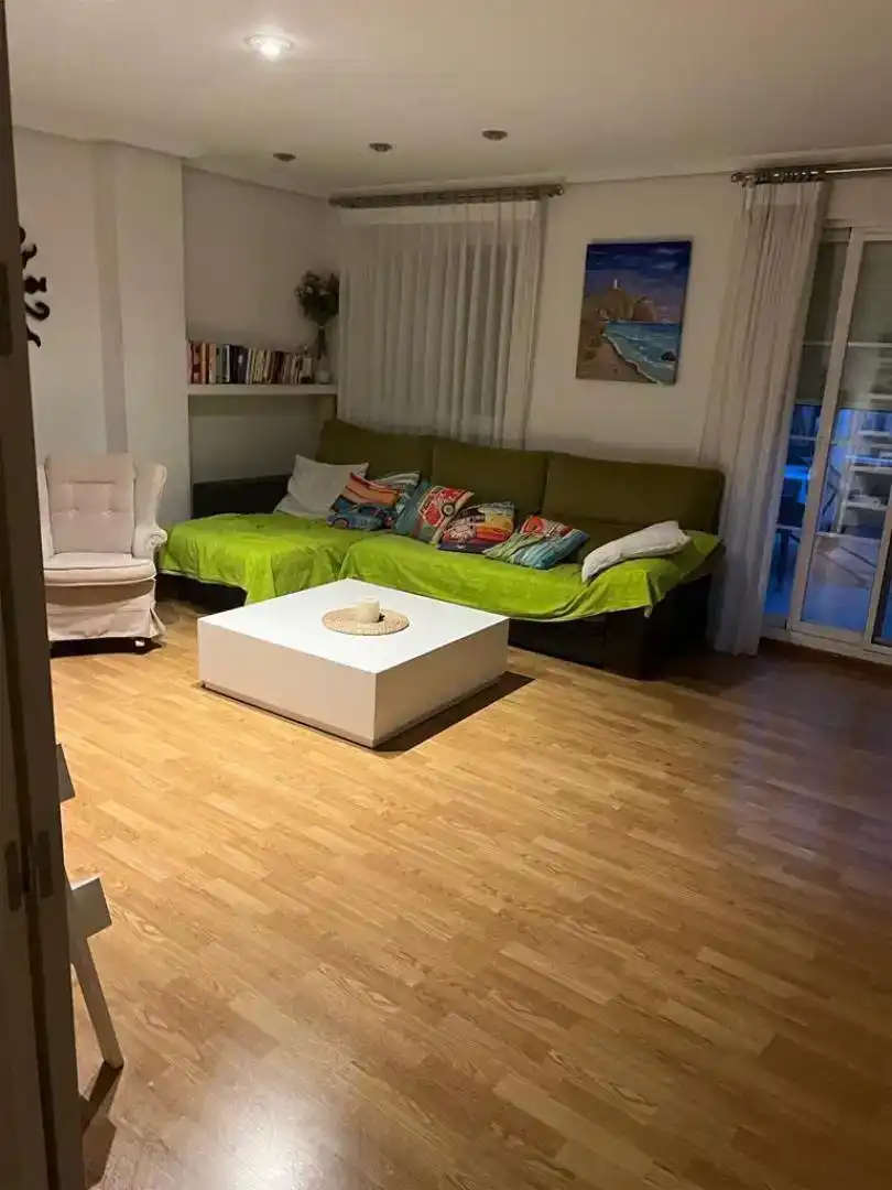 Sala d'estar de Pis en venda en Almería amb Aire condicionat, Jardí privat i Parquet