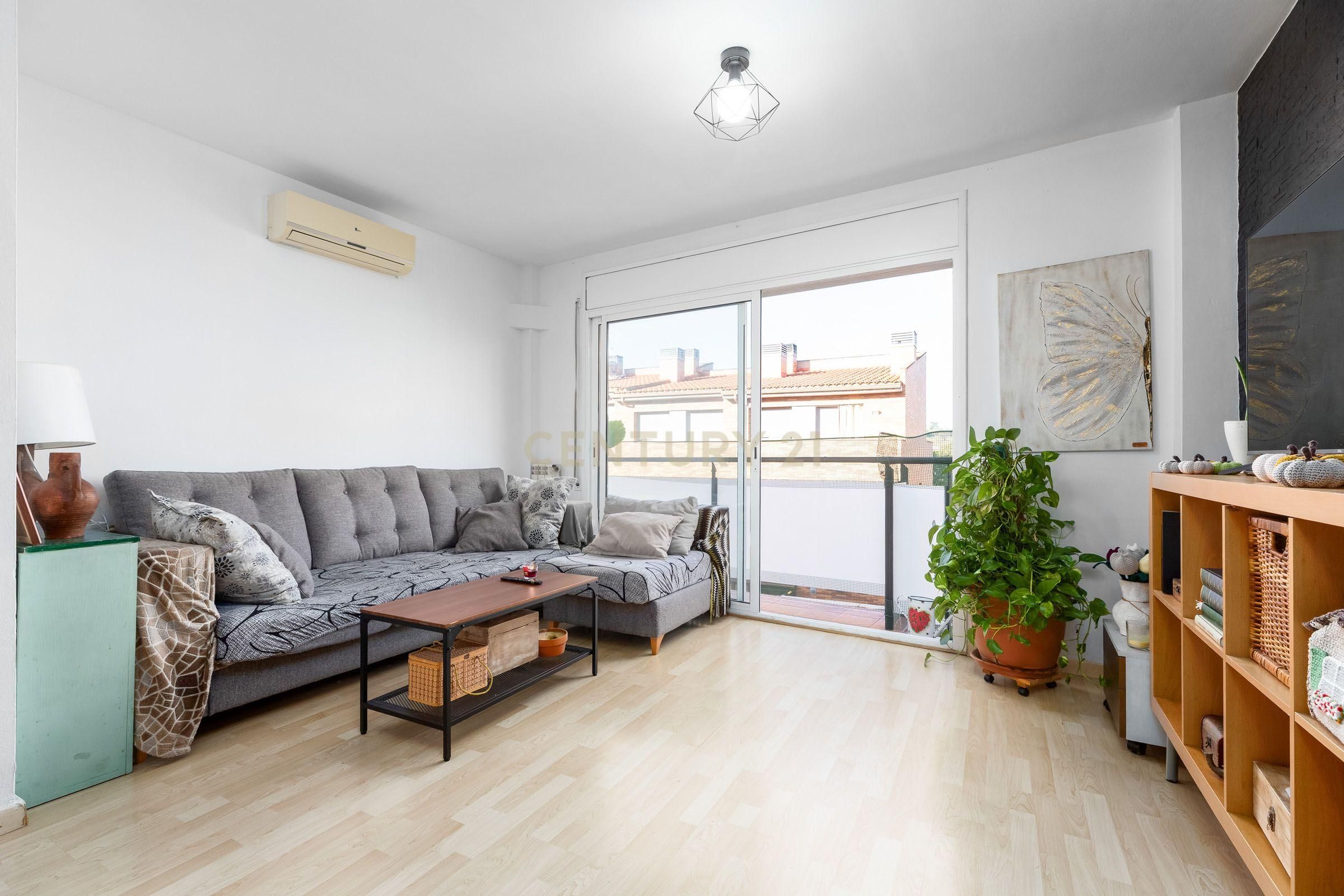 Vista exterior de Apartament en venda en Parets del Vallès amb Balcó