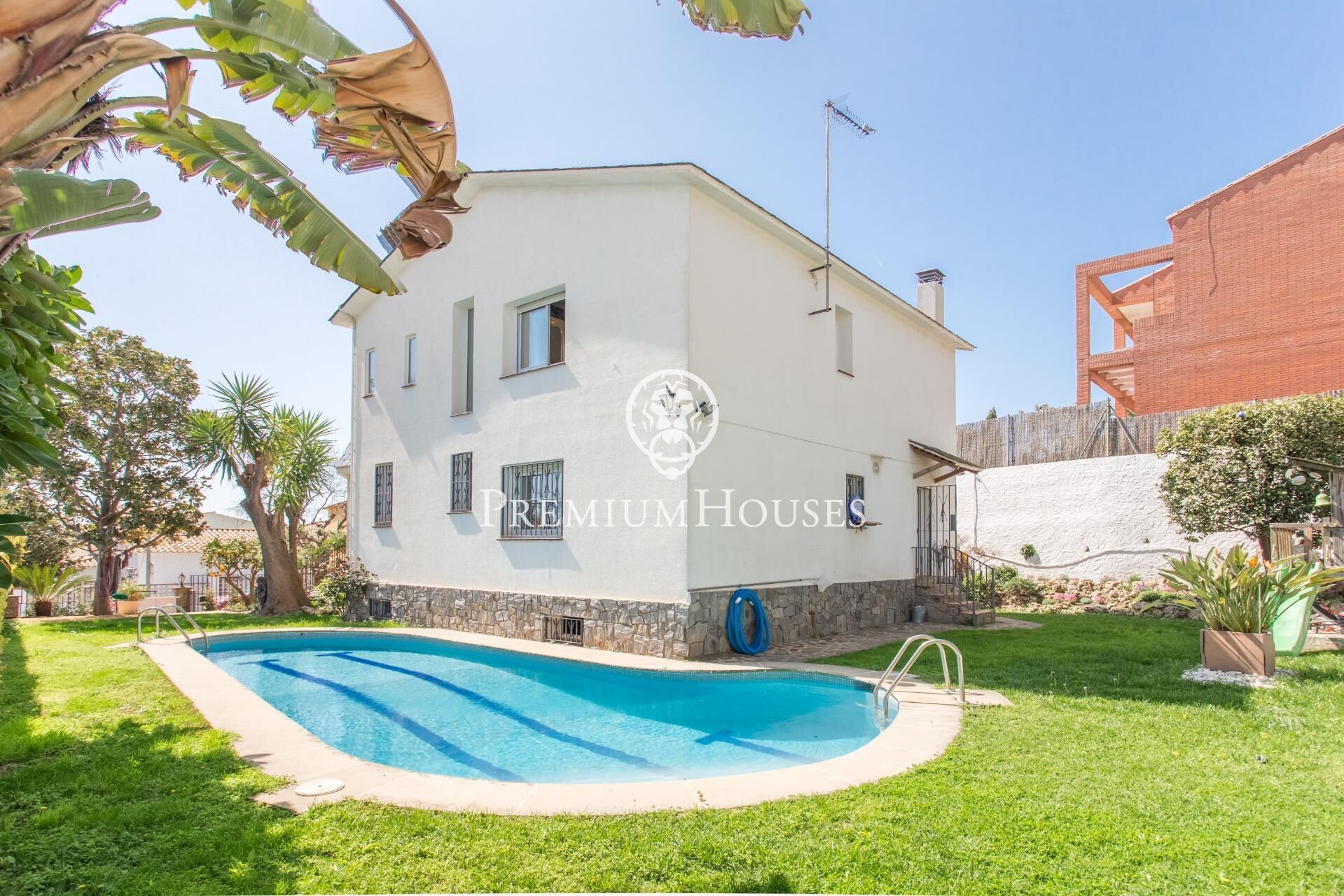 Exterior view of House or chalet for sale in El Masnou  with Air Conditioner, Heating and Private garden