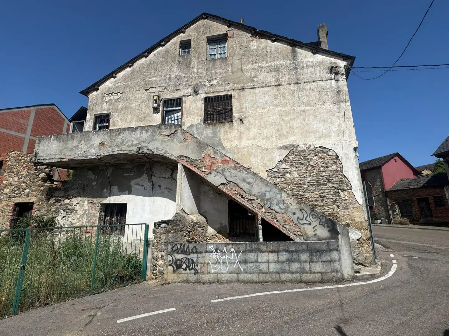 Vista exterior de Casa o xalet en venda en Cubillos del Sil