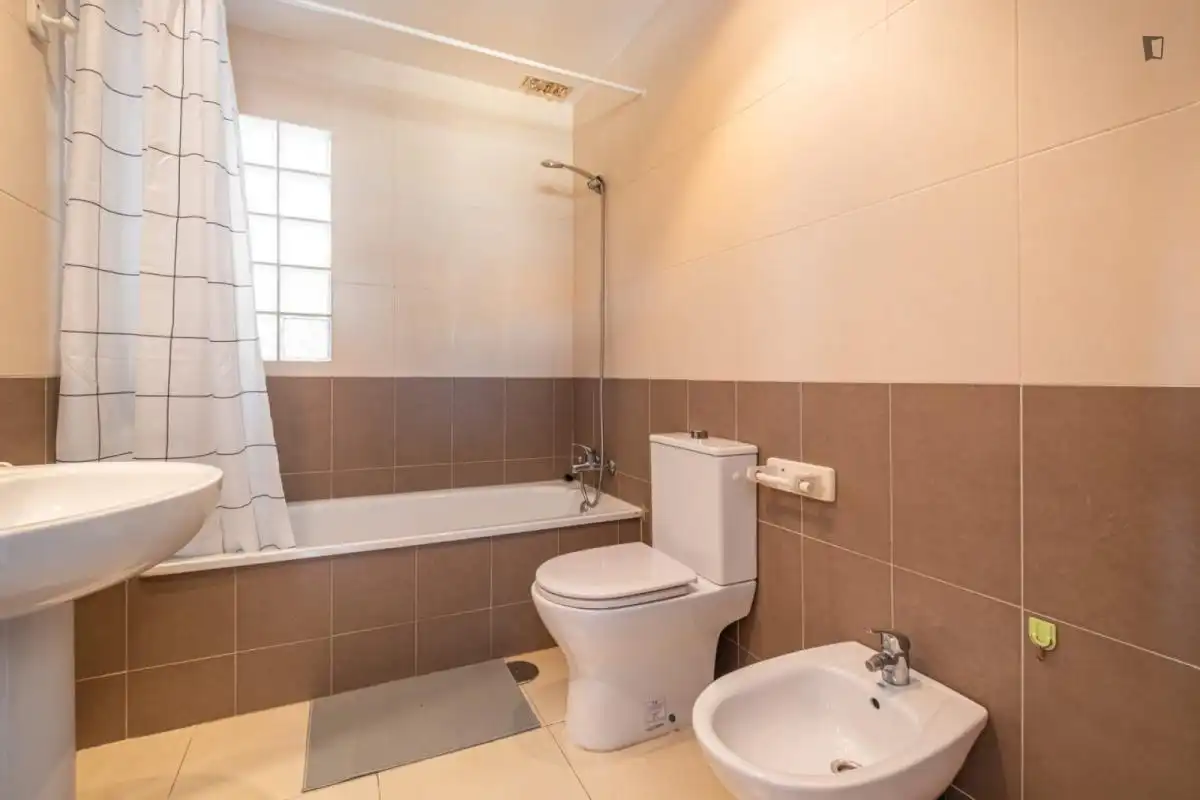 Bany de Apartament per a compartir en Alicante / Alacant amb Moblat, Forn i Rentadora
