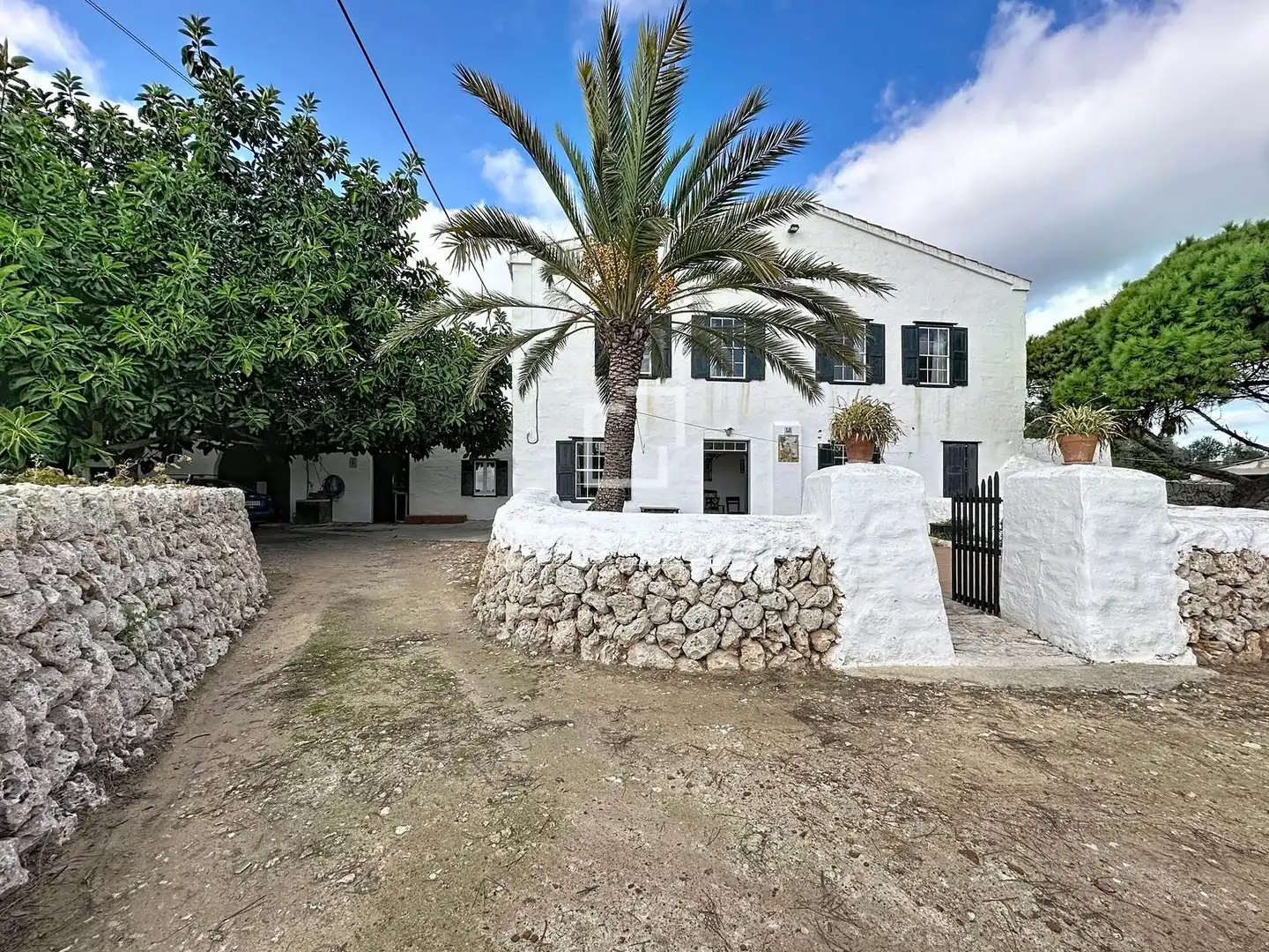 Außenansicht von Country house zum Verkauf in Es Castell mit Privatgarten, Abstellraum und Balkon